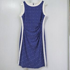 CHAPS Sleeveless RuchedBlue & White Geometric Print Sheath White Contrast Panels